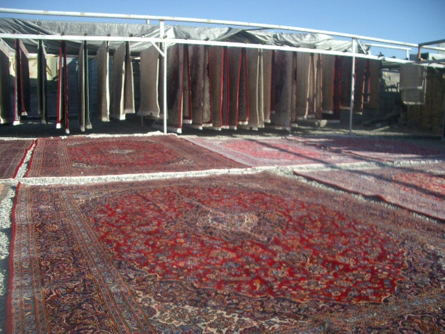 قالیشویی در فشم تهران با استفاده از تجهیزات پیشرفته و مواد شوینده‌ی با کیفیت، به تمیزترین شکل ممکن فرش‌های شما را شستشو می‌دهد.